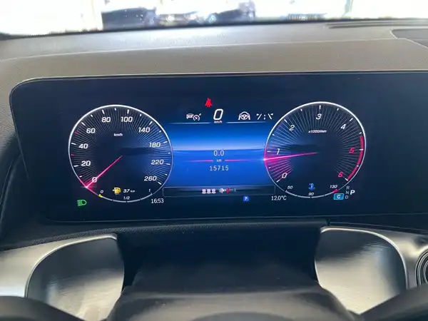 MERCEDES-BENZ GLB 180 d (20/30)