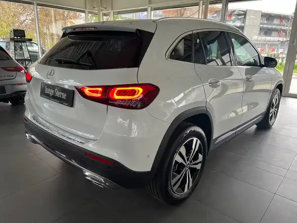 MERCEDES-BENZ GLA 200 (5/22)