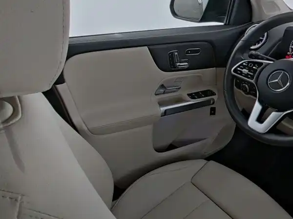 MERCEDES-BENZ GLB (9/10)