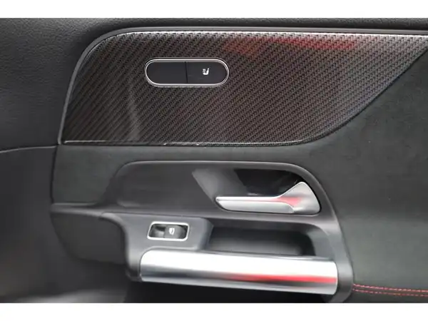 MERCEDES-BENZ GLA (15/19)