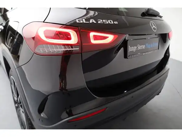 MERCEDES-BENZ GLA (19/19)