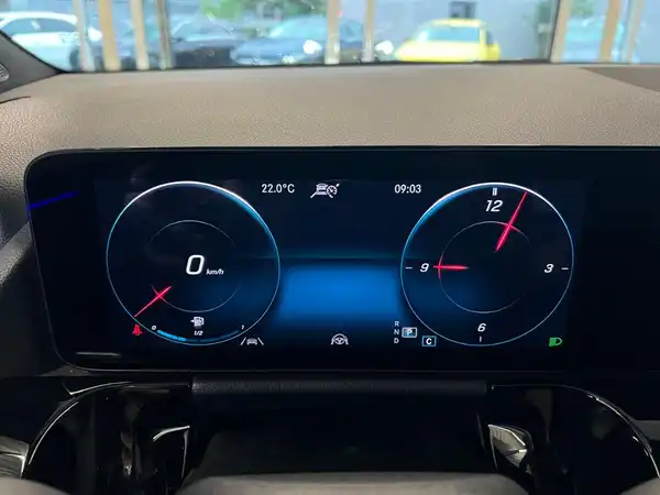 MERCEDES-BENZ GLA 220 (26/27)