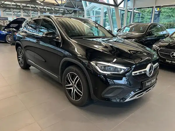 MERCEDES-BENZ GLA 220 (4/27)