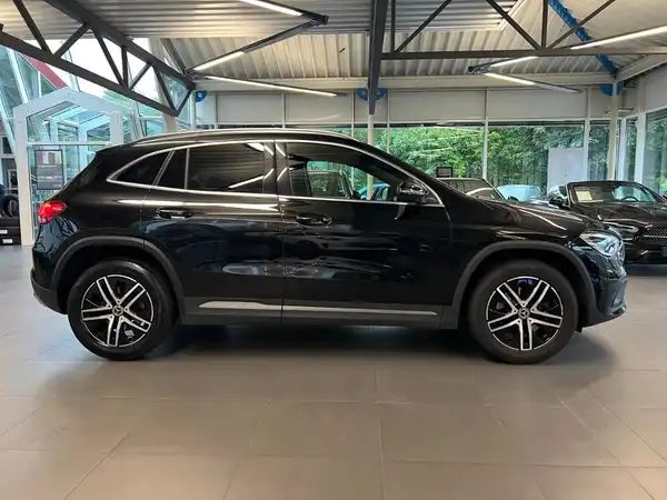 MERCEDES-BENZ GLA 220 (5/27)