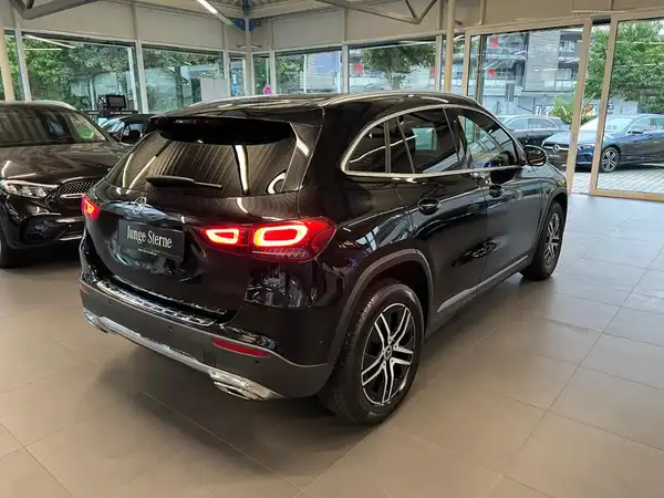 MERCEDES-BENZ GLA 220 (6/27)