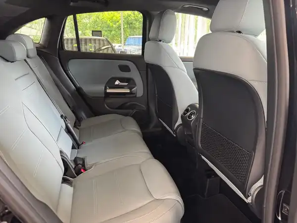 MERCEDES-BENZ GLA (14/20)