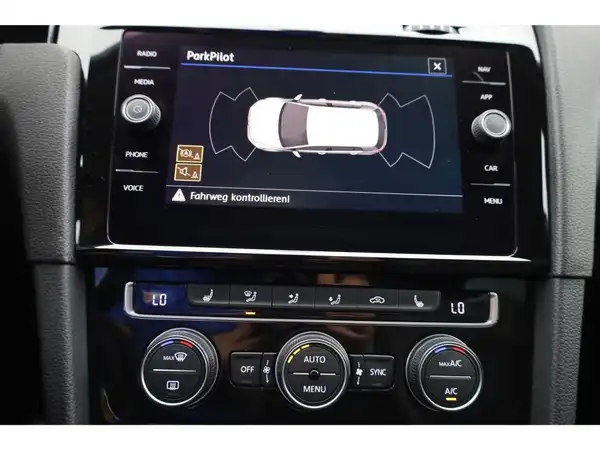 VW GOLF (19/26)