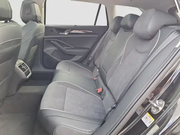 VW PASSAT (9/17)