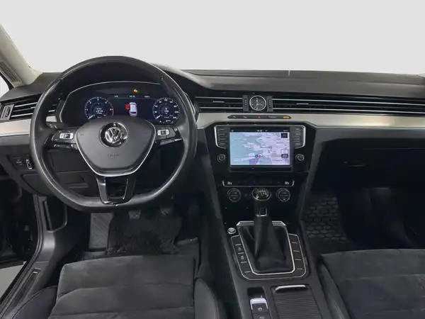 VW PASSAT VARIANT (10/17)