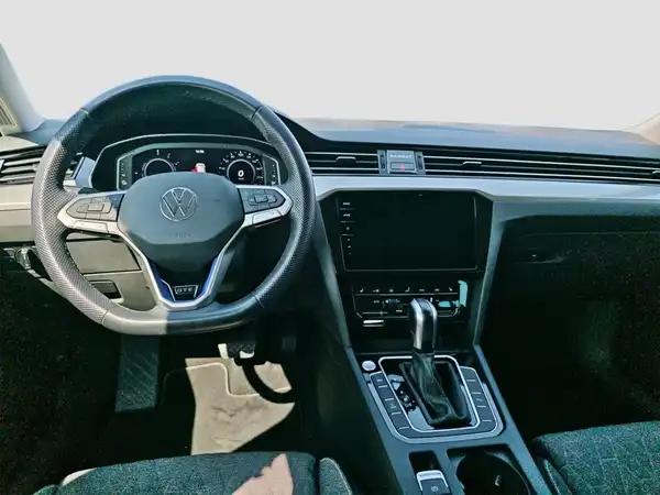 VW PASSAT VARIANT (10/17)