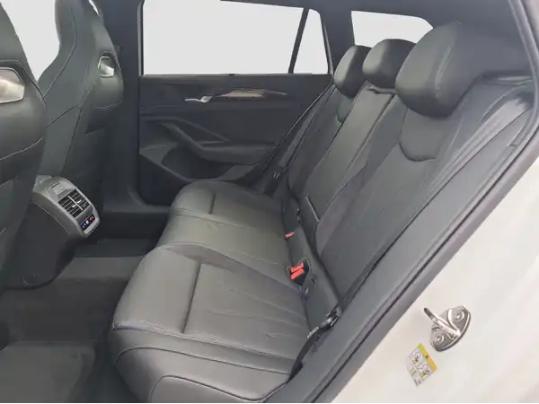 VW PASSAT (9/17)