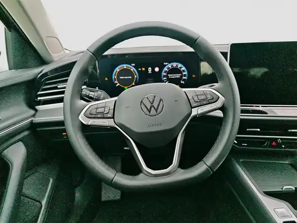VW PASSAT (11/17)