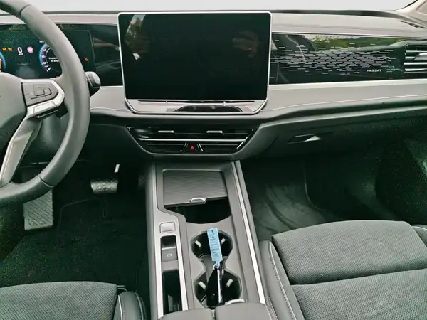 VW PASSAT (12/17)
