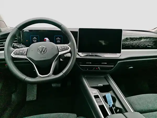 VW PASSAT (10/17)