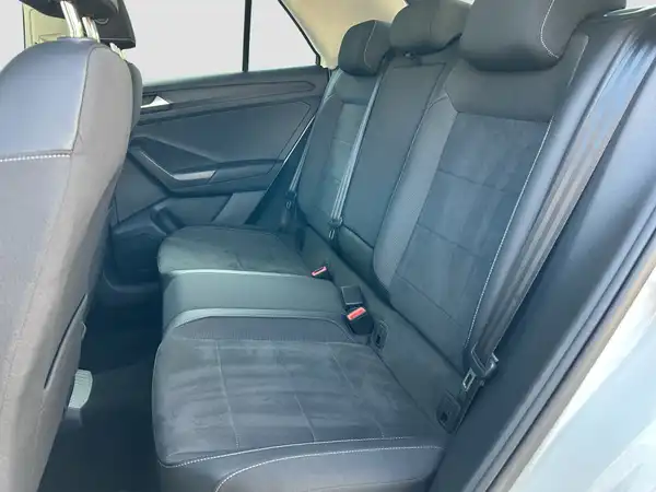 VW T-ROC (8/15)