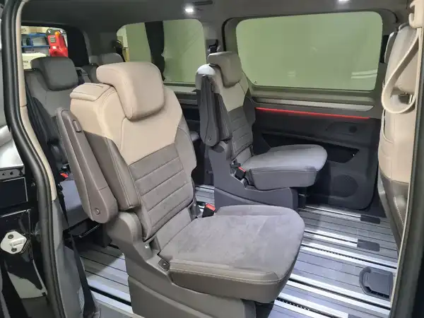VW T7 MULTIVAN (17/20)