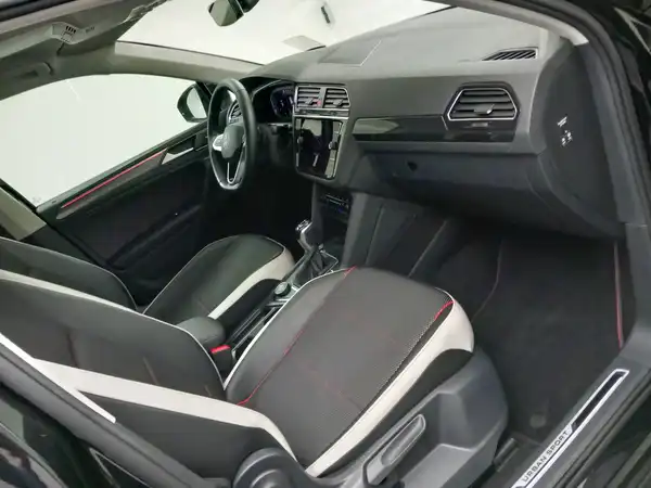 VW TIGUAN (16/20)
