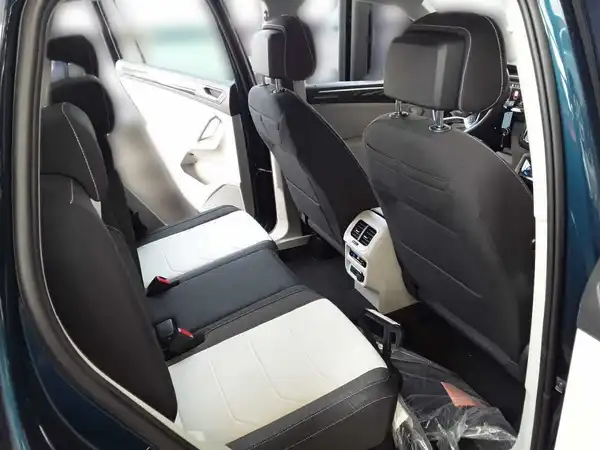 VW TIGUAN (8/9)