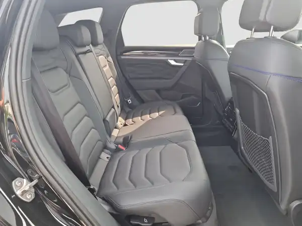 VW TOUAREG (15/16)