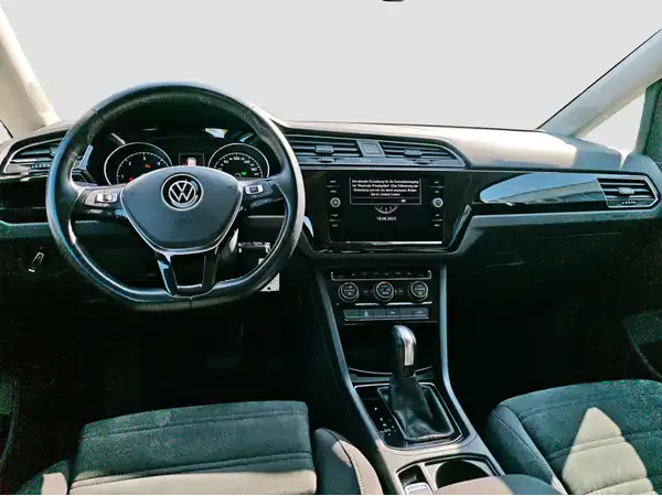 VW TOURAN (10/16)