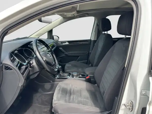 VW TOURAN (8/17)