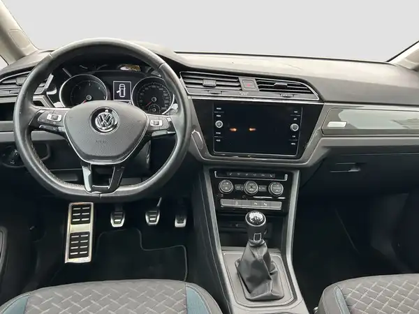 VW TOURAN (10/16)
