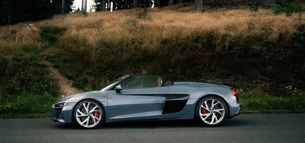 Audi Cabrio am Straßenrand