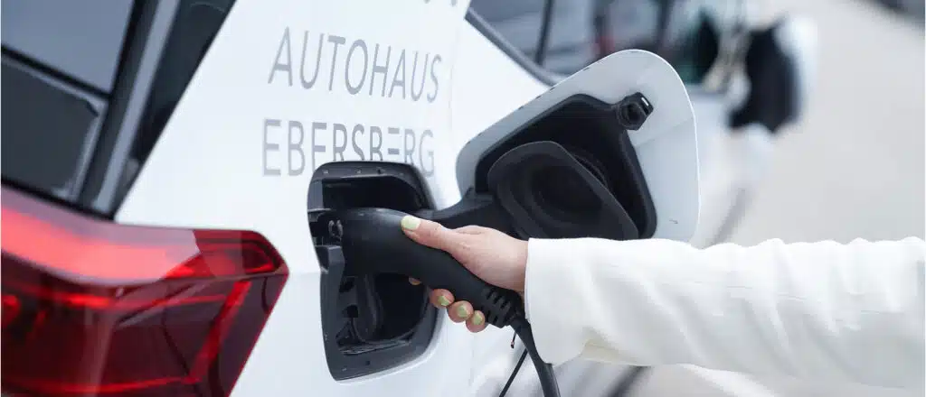 Nahaufnahme von e-Auto beim Laden