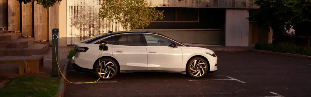Seitenansicht VW ID7 beim Laden