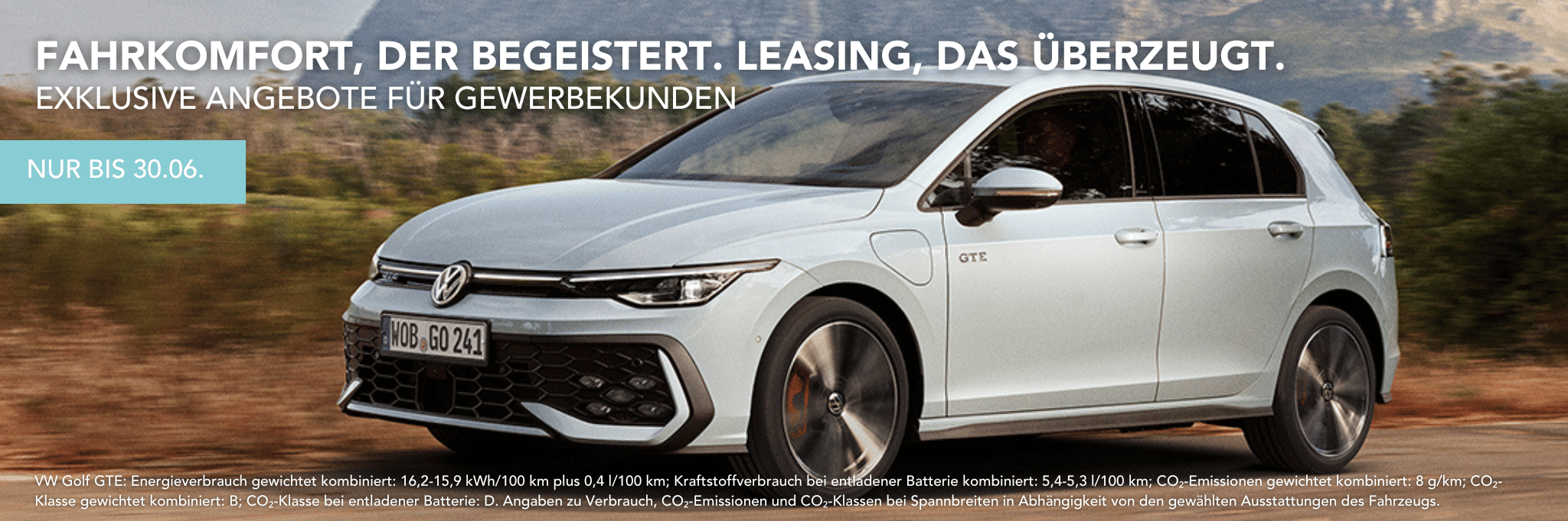 Ein weißer Golf GTE fährt auf einer Straße in der Natur. Bilddtext: Fahrkomfort, der begeistert. Leasing, das überzeugt. Exklusive Angebote für Gewerbekunden. Nur bis 30.06.