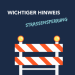 Eine Baustellenabsperrung in rot-weiß mit Lichtern auf dunkelblauem Hintergrund. Text: Wichtiger Hinweis: Straßensperrung