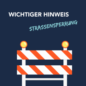 Eine Baustellenabsperrung in rot-weiß mit Lichtern auf dunkelblauem Hintergrund. Text: Wichtiger Hinweis: Straßensperrung