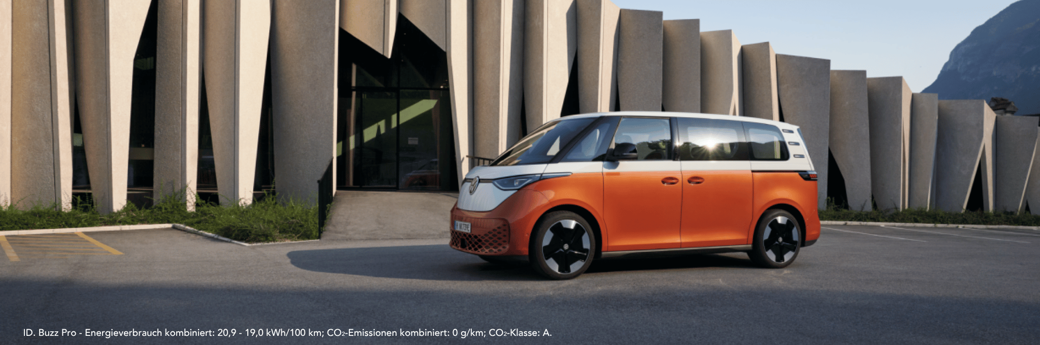 VW ID. Buzz vor Gebäude
