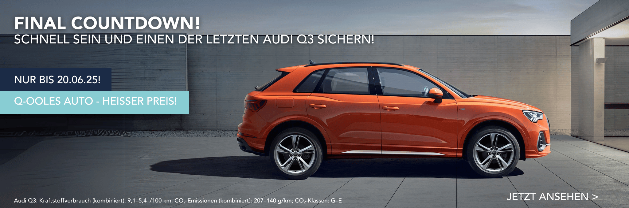 Audi Q3 orange seitlich vor grauer Wand.