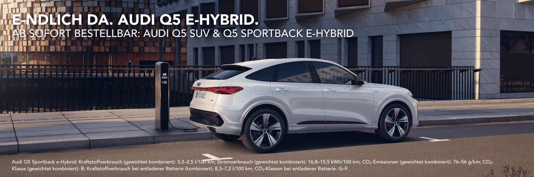 Weißer Audi Q5 Sportback e-Hybrid an Ladesäule.
