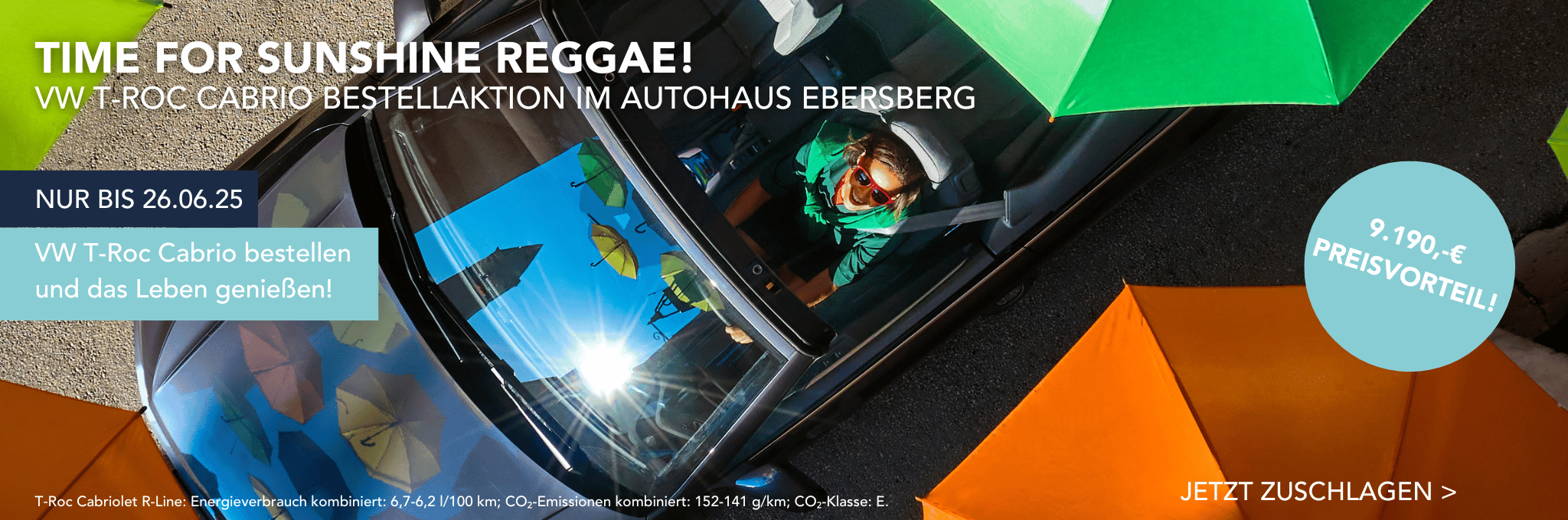 T-Roc Cabrio mit offenem Dach unter Schirmen