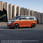 VW ID. Buzz vor Gebäude