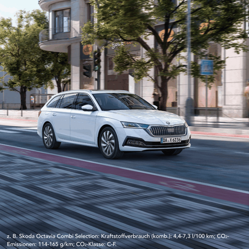 Weißer Skoda Octavia Combi fahrend auf Straße