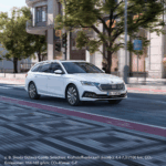 Weißer Skoda Octavia Combi fahrend auf Straße