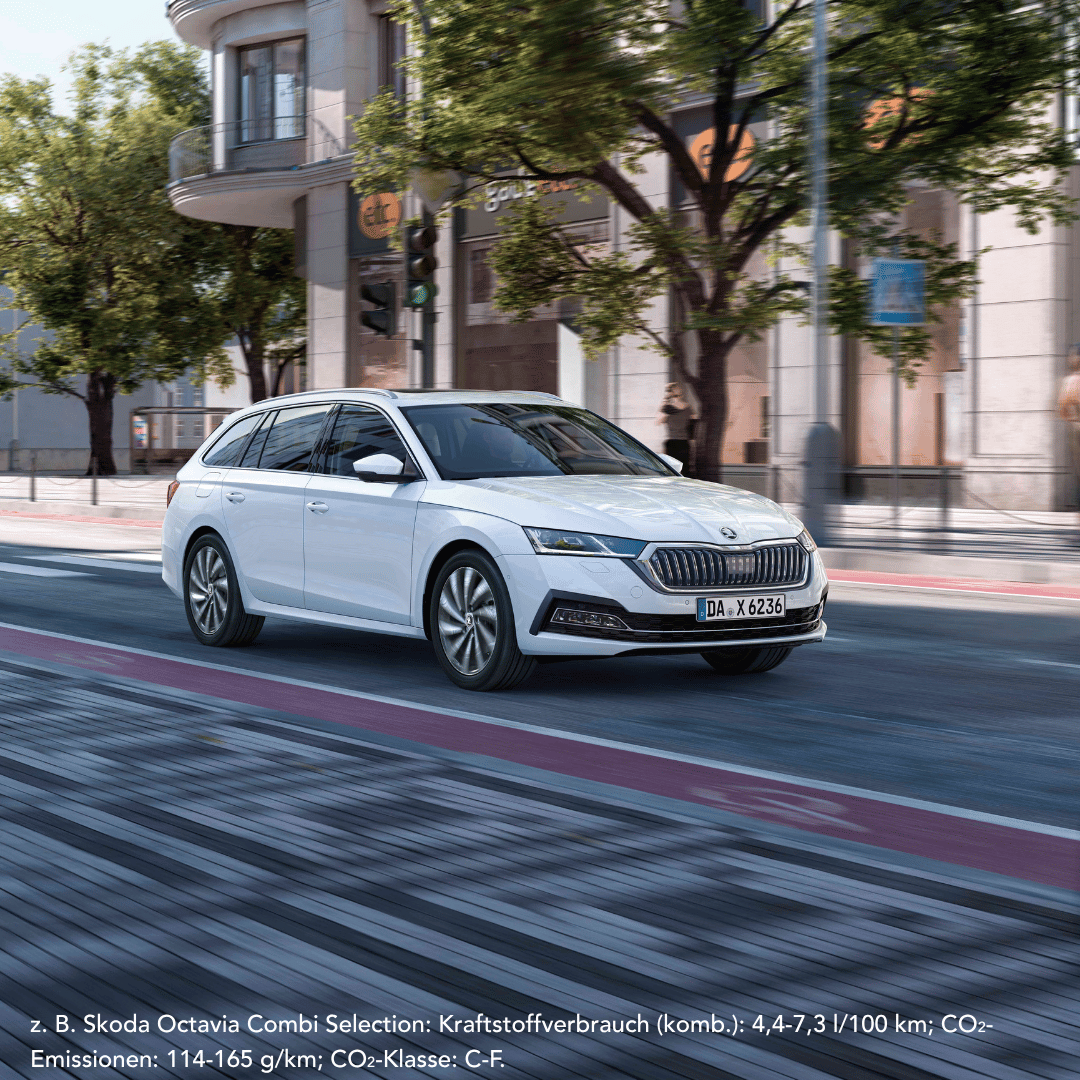 Weißer Skoda Octavia Combi fahrend auf Straße