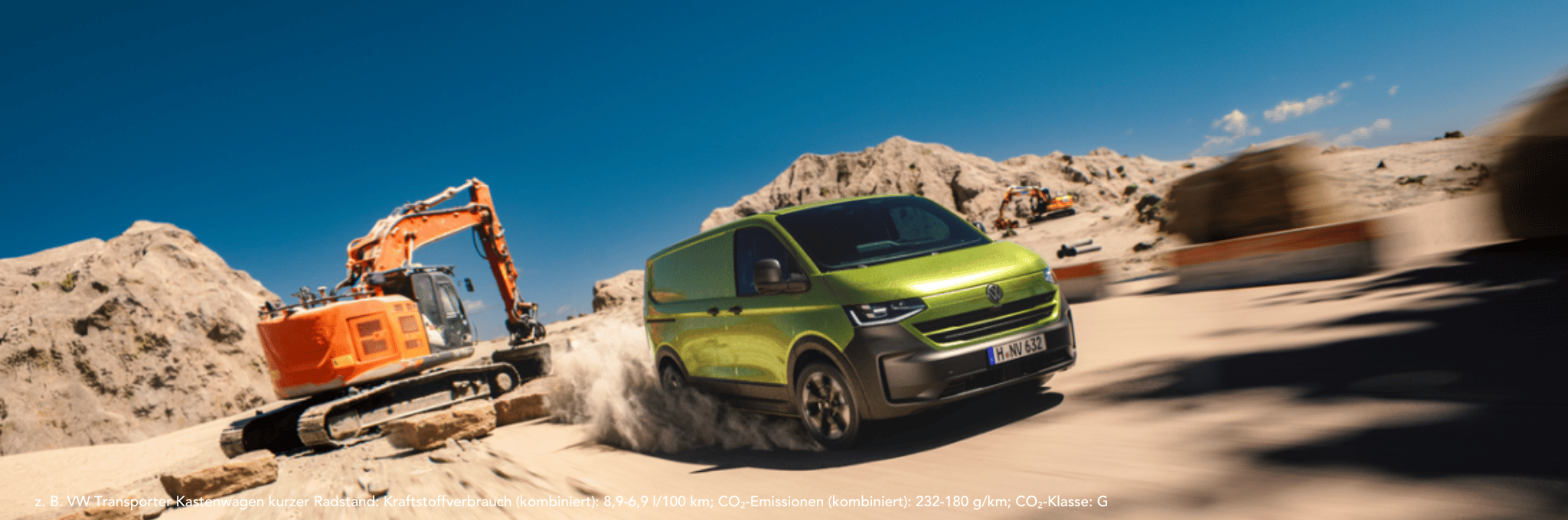 VW Transporter fahrend im Steinbruch und Bagger
