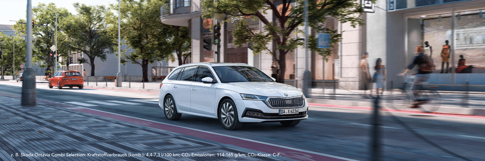 Weißer Skoda Octavia Combi fahrend auf Straße