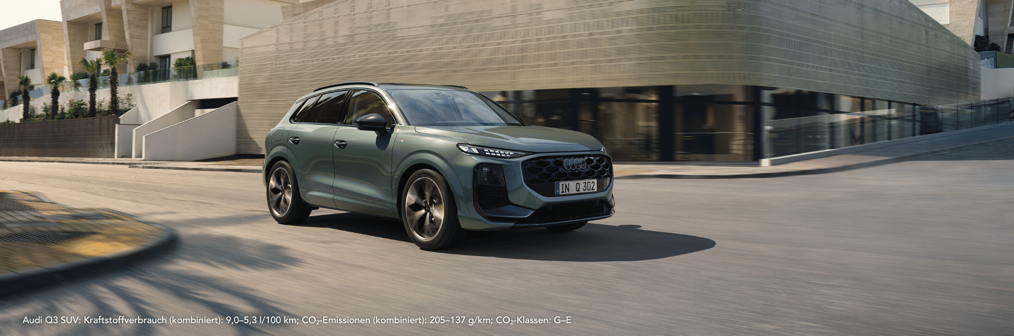 Audi Q3 salbeigrün fahrend