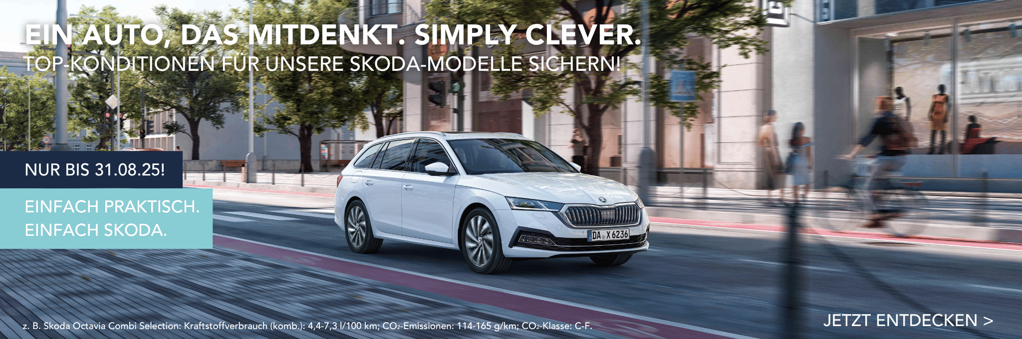 Weißer Skoda Octavia Combi fahrend auf Straße