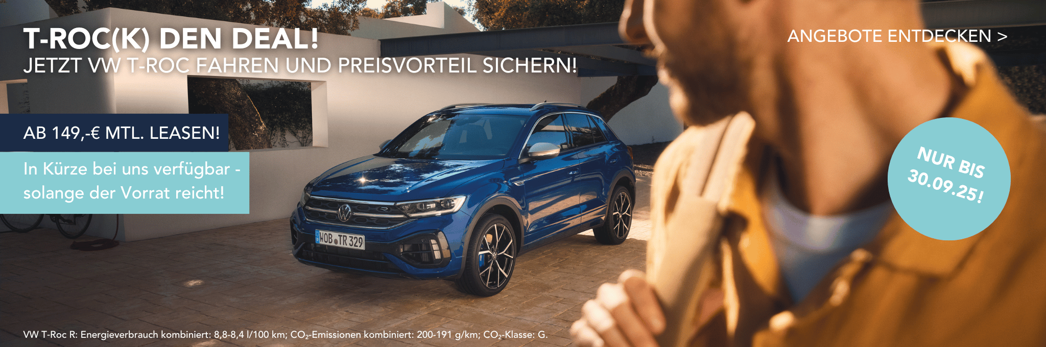 Blauer VW T-Roc R vor Haus und verschwomme Person mit Blick zum Fahrzeug