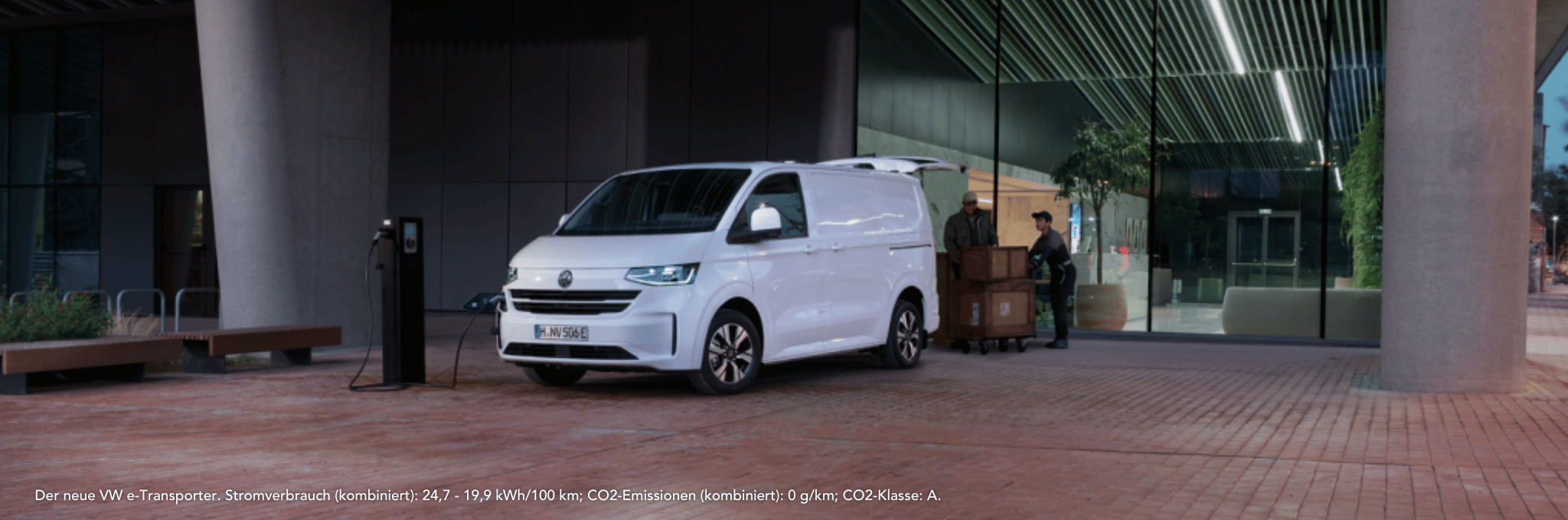 weißer VW e-Transporter an Ladesäule