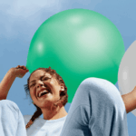 Frau mit Luftballon