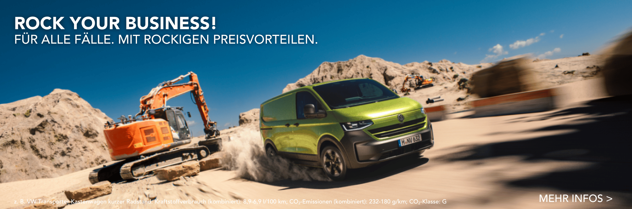 VW Transporter fahrend im Steinbruch und Bagger