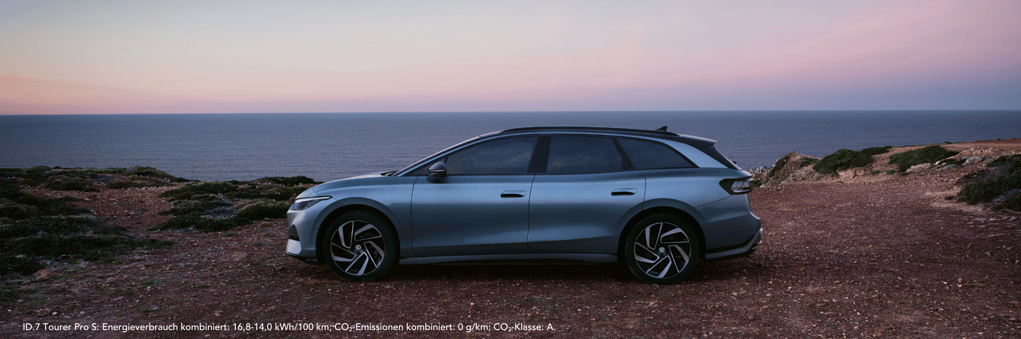 VW ID.7 Tourer im Sonnenuntergang am Meer