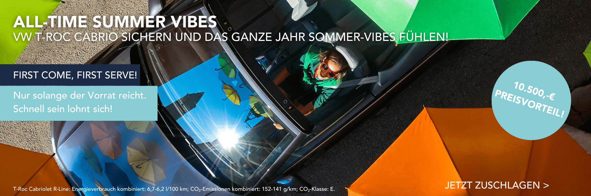 Cabrio mit offenem Dach unter bunten Schirmen